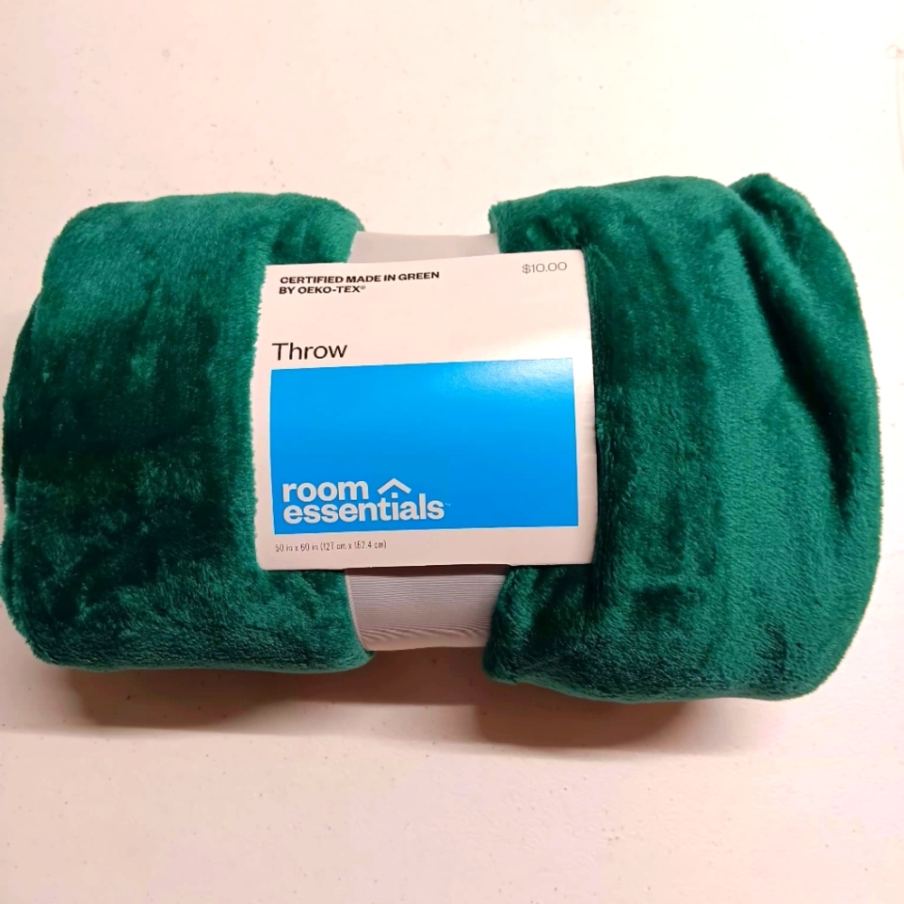 Room Essentials Plush Throw NWT